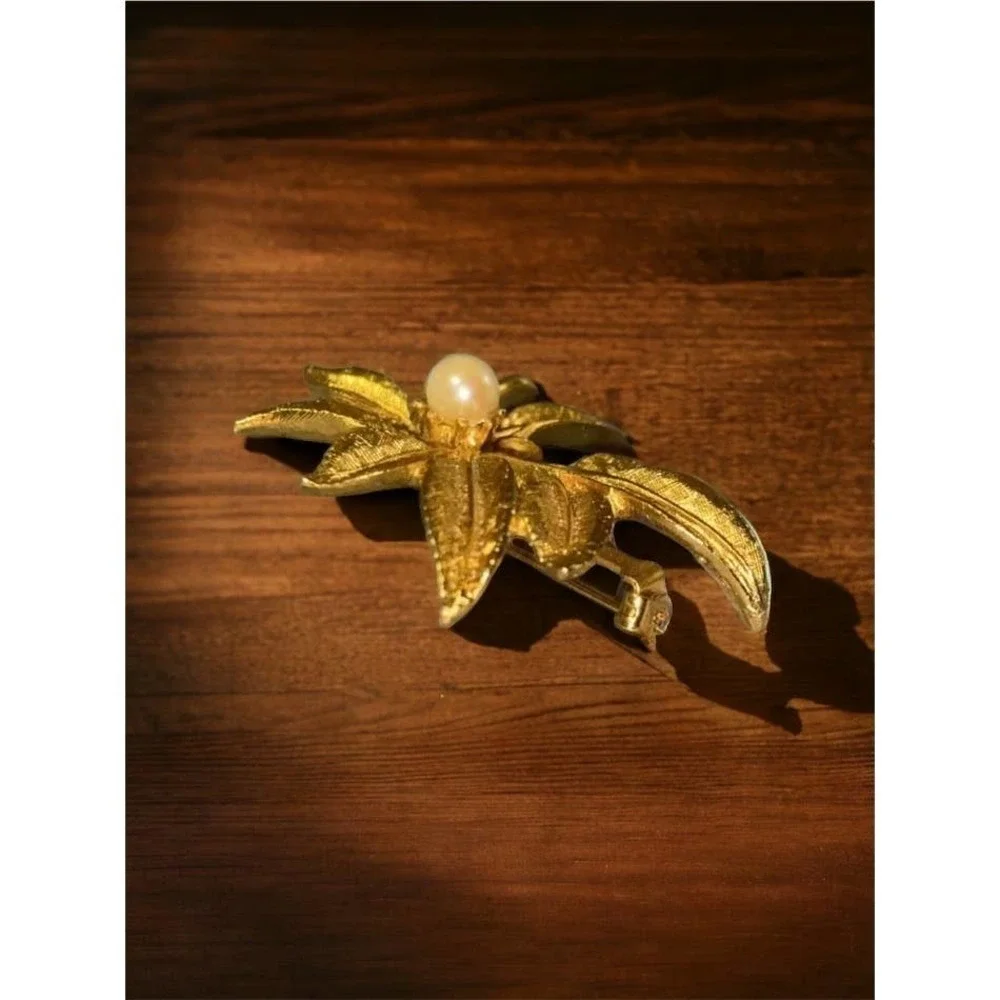 Vintage Textured Gold Tone Flower Brooch Pin Faux Pearl